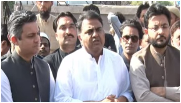 (Left to right) Former federal ministers Hammad Azhar, Fawad Chaudhry, and former state minister for information Farrukh Habib holding a press conference in Islamabad. — Screengrab via Hum News Live