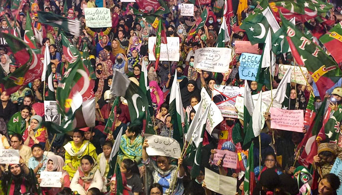 PTIs supporters in Karachi protesting against Imran Khans removal from office. — Twiiter/PTI