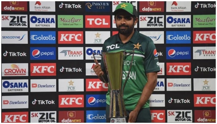 Kapten Pakistan Babar Azam berpose dengan trofi setelah memenangkan seri pertandingan kriket internasional satu hari (ODI) melawan Australia di Stadion Kriket Gaddafi di Lahore pada 2 April 2022. — AFP