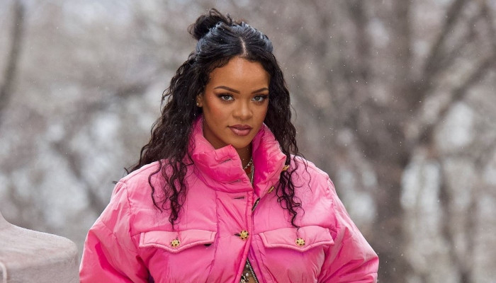 Hamil Rihanna mengubah gaya bersalin dalam ansambel mewah