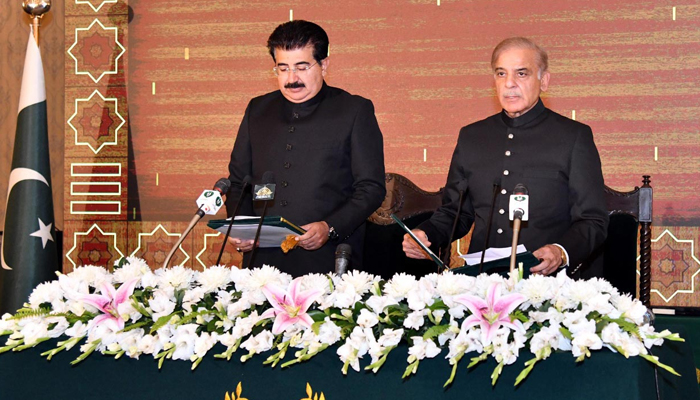 Senate Chairman Sadiq Sanjarani (L) administers oath to Prime Minister Shehbaz Sharif at Aiwan-e-Sadar on April 11, 2022. — PID