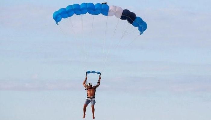 Naked skydivers bid for world record in plea for British unity. — Reuters