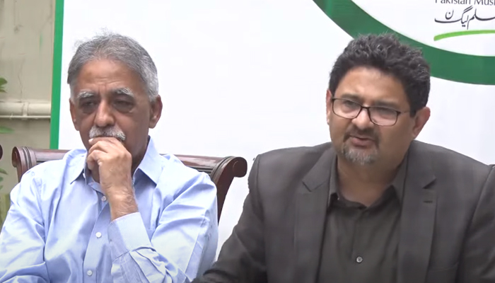 سابق وزیر خزانہ اور مسلم لیگ ن کے رہنما مفتاح اسماعیل (دائیں) 12 اپریل 2022 کو اسلام آباد میں پارٹی کے دیگر رہنماؤں کے ساتھ ایک پریس کانفرنس سے خطاب کر رہے ہیں۔ — YouTube/PTVNews