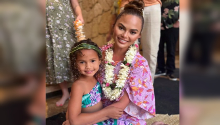 Chrissy Teigen showers love on daughter Luna, posts new snap from Hawaiian vacay 2 Chrissy Teigen showers love on daughter Luna, posts new snap from Hawaiian vacay