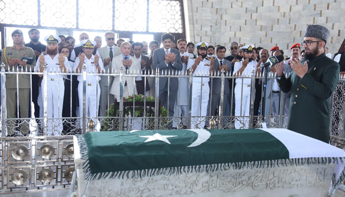 Prime Minister Shehbaz Sharif offers fateha at Mazar-e-Quaid in Karachi on April 13, 2022. — PID