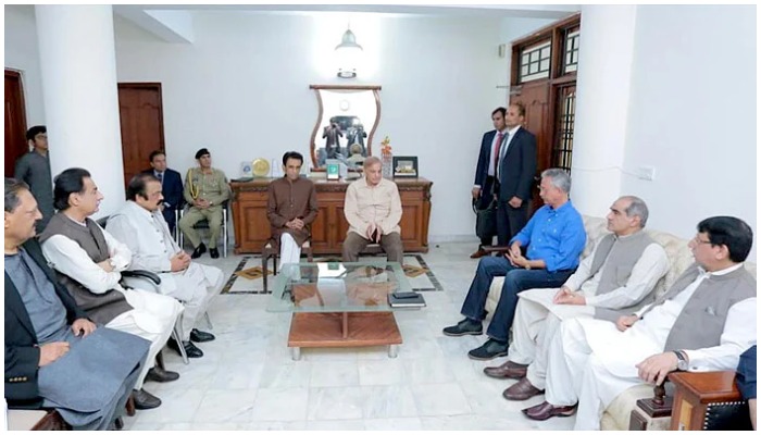 Prime Minister Mian Shehbaz Sharif meeting with a delegation of MQM led by Khalid Maqbool Siddqui in Islamabad. — APP