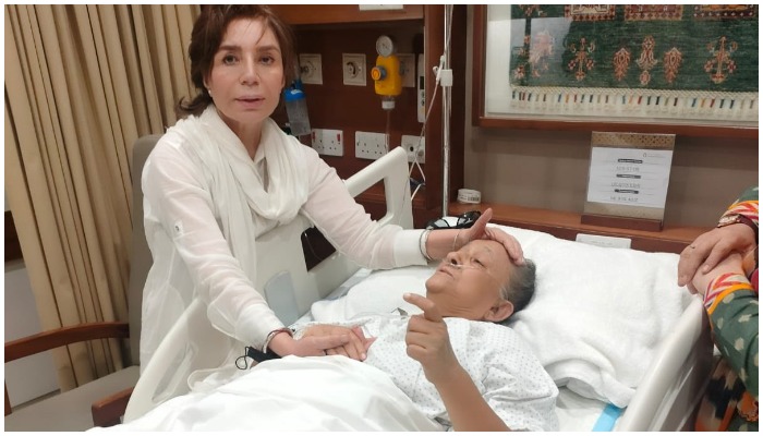 First Lady Tehmina Durrani meets Bilquis Edhi in her hospital room. — Twitter/ @TehminaDurrani