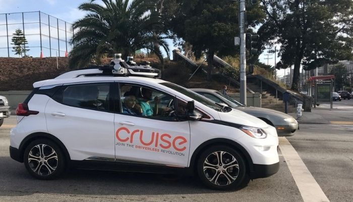 Sebuah mobil self-driving Cruise, yang dimiliki oleh General Motors Corp, terlihat di luar kantor pusat perusahaan di San Francisco di mana ia melakukan sebagian besar pengujiannya, di California, AS, 26 September 2018. Reuters