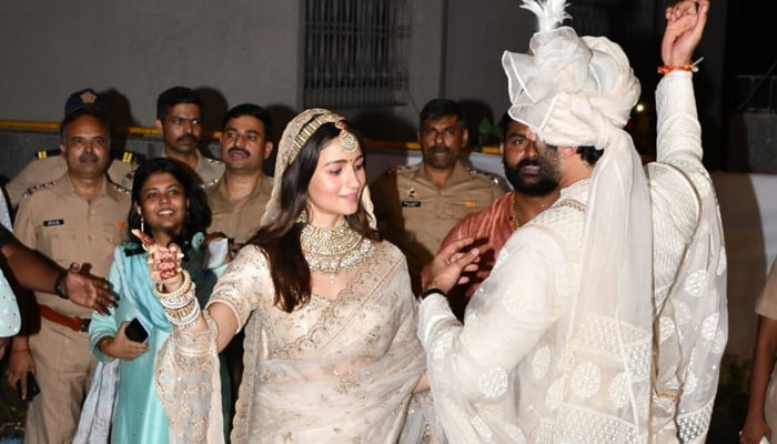 Ranbir Kapoor, Alia Bhatt shake a leg amid first public appearance as married couple