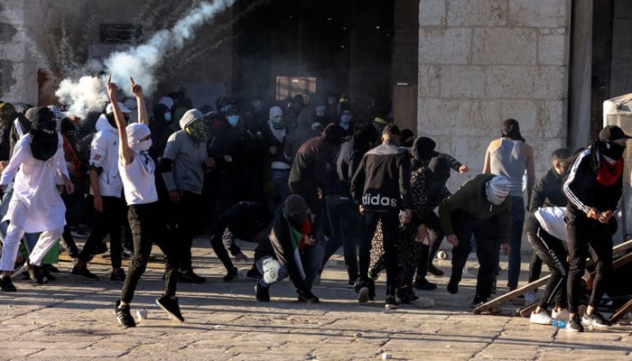 Lebih dari 150 warga Palestina terluka saat polisi Israel menggerebek masjid Al-Aqsa