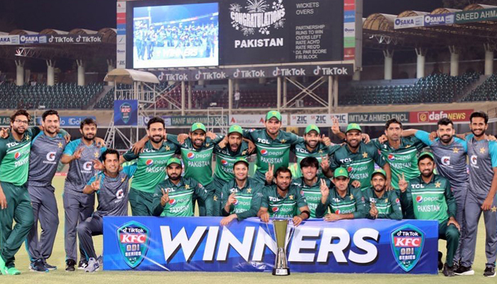 Pakistan cricket team take a picture with the trophy after defeating Australia in a three-match ODI. — Twitter/@TheRealPCB