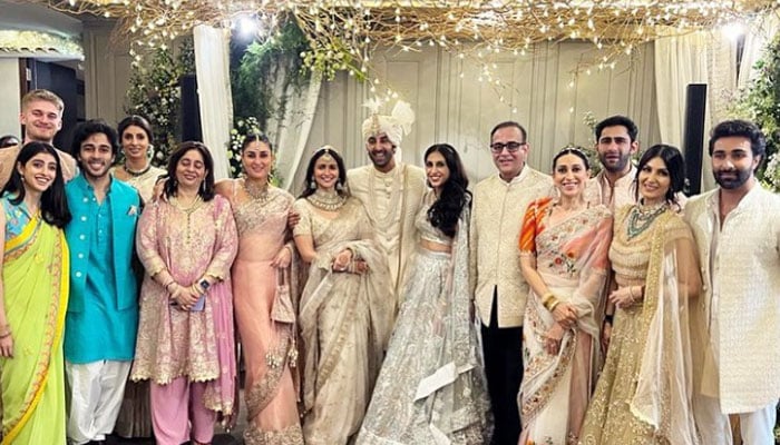 Ranbir-Alia wedding: Newlyweds poses with the Kapoor family