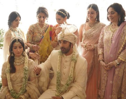 Riddhima Kapoor shares new snaps from Ranbir-Alia wedding: See