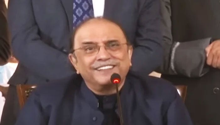 rmer president Asif Ali Zardari speaking at a ceremony in honour of party workers at Bilawal House, Lahore, on December 6, 2021. — Geo News screeengrab