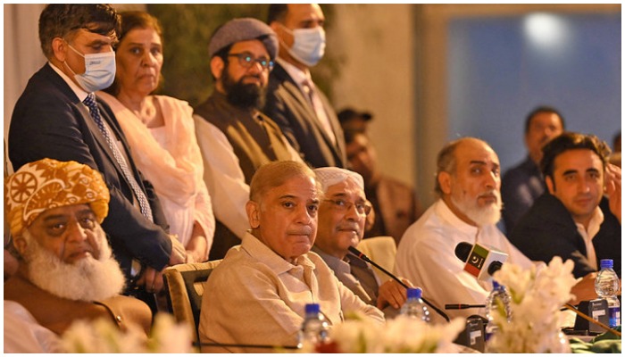 JUI-F cheif Fazlur Rehman (L), Prime Minister Shehbaz Sharif and PPP co-chiarman Asif Ali Zardari. — AFP/File