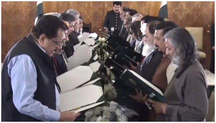 Members of federal cabinet take oath at Aiwan-e-Sadr. Screengrab
