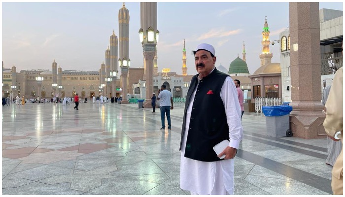 Sheikh Rasheed Ahmad stands in thecourtyard of Masjid-e-Nabvi. — Twitter/ShkhRasheed