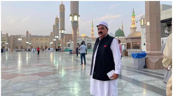 Sheikh Rasheed pays respects at Roza-e-Rasool (PBUH) in Madina
