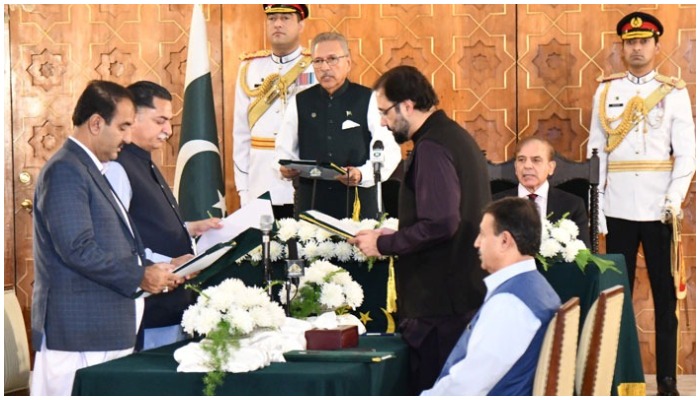 President Arif Alvi administers oath to newly appointed federal ministers.