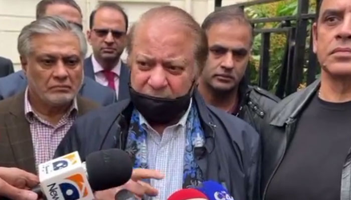 PML-N supremo and former prime minister Nawaz Sharif (c) speaking to journalists in London on April 22, 2022. — Twitter/pmln_org