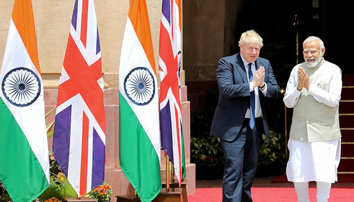 ہندوستانی وزیر اعظم نریندر مودی اور برطانوی وزیر اعظم بورس جانسن 22 اپریل 2022 کو نئی دہلی، ہندوستان میں حیدرآباد ہاؤس میں ملاقات سے پہلے ایک دوسرے کو مبارکباد دے رہے ہیں۔ - رائٹرز