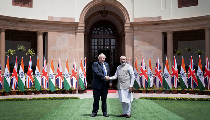 برطانوی وزیر اعظم بورس جانسن اور ان کے ہندوستانی ہم منصب نریندر مودی 22 اپریل 2022 کو نئی دہلی، ہندوستان میں حیدرآباد ہاؤس میں ملاقات سے پہلے مصافحہ کر رہے ہیں۔ - رائٹرز