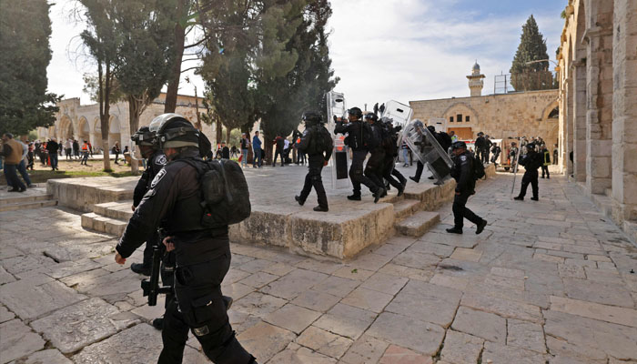Israeli security forces deploy inside the Al-Aqsa Mosque complex following clashes following clashes which broke out in the morning with Palestinian protesters, on April 22, 2022. Photo— AHMAD GHARABLI / AFP.