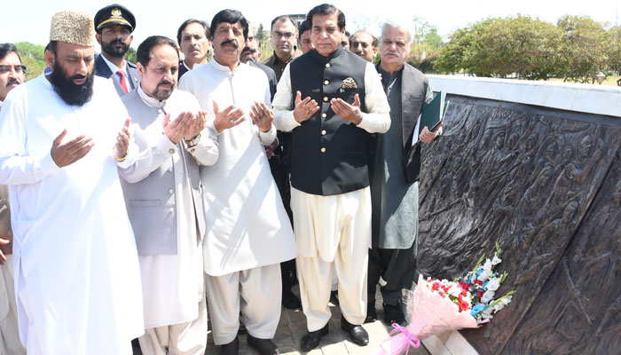 Speaker National Assembly Raja Pervaiz Ashraf offering prayer after Lay Wreath at the Monument of Unsung Hereos of Democracy at Parliament House on April 22, 2022. — PID