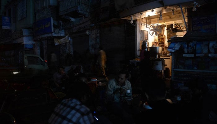 Load-shedding doubles miseries of Pakistanis amid sizzling hot weather