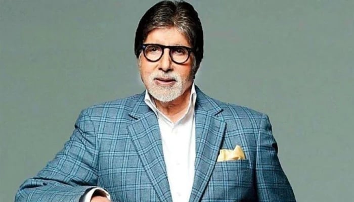 Amitabh Bachchan wins hearts with THIS super cute selfie