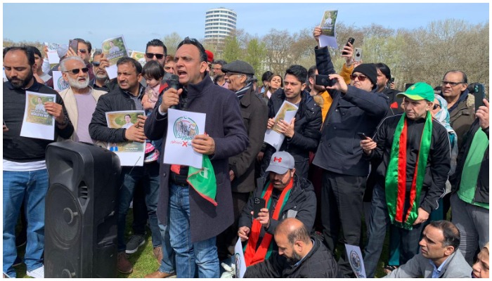 PTI UK and overseas Pakistanis organised protests in London in favour of former prime minister Imran Khan. — Twitter/amerchishti