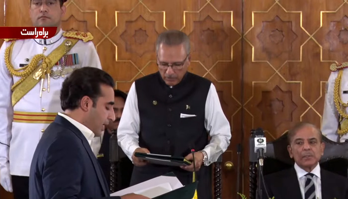 President Arif Alvi administers the oath to newly appointed federal minister Bilawal Bhutto Zardari. — Screengrab