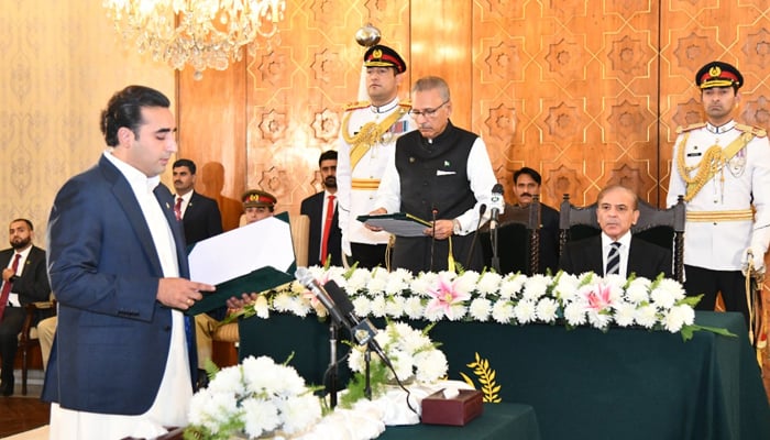 President Arif Alvi administers the oath to newly appointed federal minister Bilawal Bhutto Zardari. — Photo by author