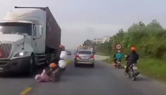 Mother saves child from oncoming truck.— Screengrab via Instagram/hindustantimes
