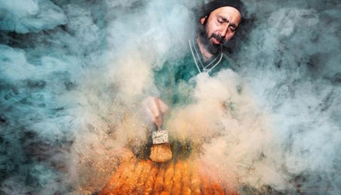 Indian photographer Debdatta Chakraborty was named the winner of the Pink Lady Food Photographer of the Year 2022 for an image of a street vendor in Srinagar, Kashmir. —Twitter/@FoodPhotoAward