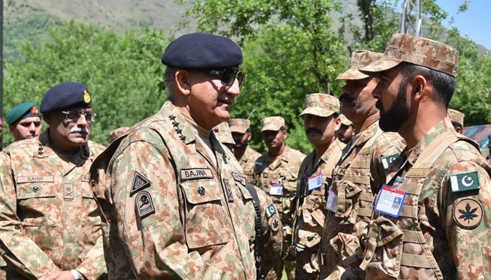 Chief of Army Staff (COAS) General Qamar Javed Bajwa meeting troops stationed at the LOC. — ISPR