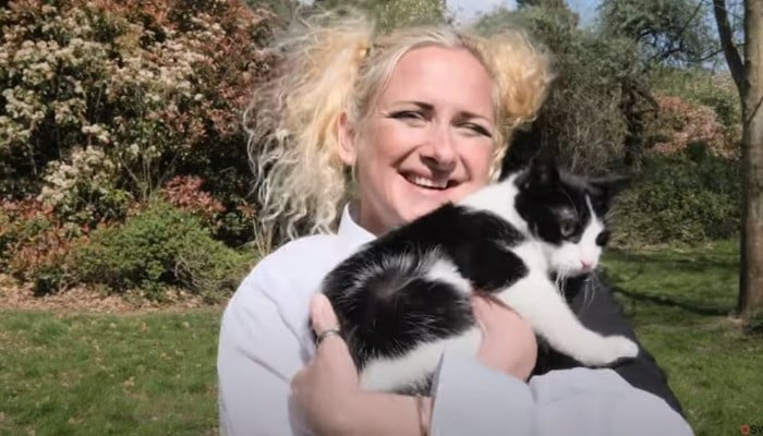 Wanita menikahi kucingnya untuk menghindari pembatasan hewan peliharaan pemilik