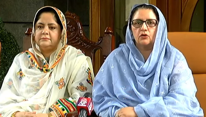 Bushra Rind, miembro de la Asamblea de Baluchistán (izquierda) y Zubaida Jalal, miembro de la Asamblea Nacional, hablan durante una conferencia de prensa en Quetta tras el ataque contra ciudadanos chinos en Karachi por una terrorista suicida baluchi. — Captura de pantalla a través de YouTube