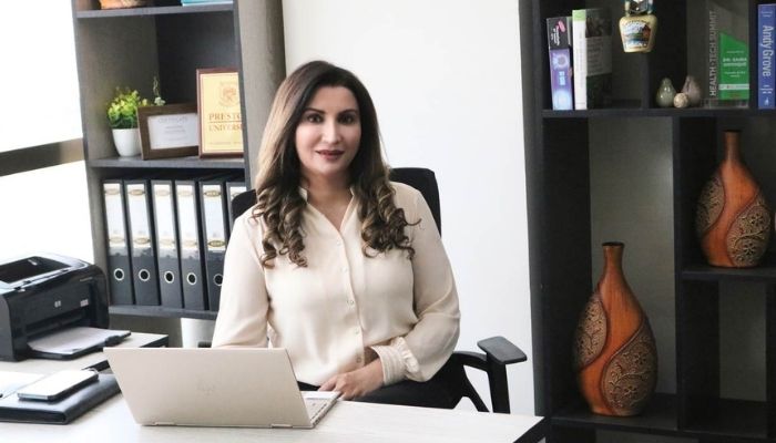 سائرہ صدیق، ہیلتھ ٹیک کمپنی medIQ کی بانی اور سی ای او، 14 اپریل 2022 کو اسلام آباد، پاکستان میں اپنے دفتر میں تصویر کھنچواتی ہیں۔ — medIQ