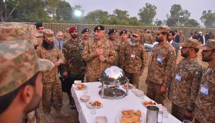 COAS General Qamar Javed Bajwa with the front line troops stationed at the Padhar Sector, on April 30, 2022. — ISPR