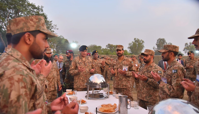 COAS General Qamar Javed Bajwa with the front line troops stationed at the Padhar Sector, on April 30, 2022. — ISPR