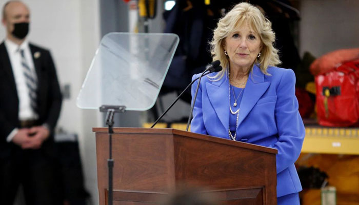 Prima Doamnă a Statelor Unite, Jill Biden, rostește observații în timpul unei discuții cu ușile închise și a unui eveniment de citire a cărților cu militarii americani și familiile Blue Star la stația de gardă de coastă din Miami de la Aeroportul Executive Opa-Luca, în Opa-Luca, Florida, SUA, 18 februarie , 2022 - REUTERS/FIȘIER