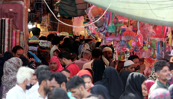 01 مئی 2022 کو کراچی کے صدر بوہری بازار میں عید الفطر سے قبل لوگ عید کی خریداری میں مصروف ہیں۔ - PPI