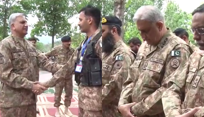 Chief of Army Staff (COAS) General Qamar Javed Bajwa meets troops (left) and offers prayers at Dungi, Kotli along the LoC, on May 3, 2022. — ISPR