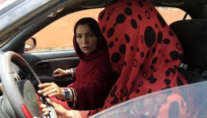 Wanita Afghanistan membela hak mengemudi saat Taliban mengekang lisensi