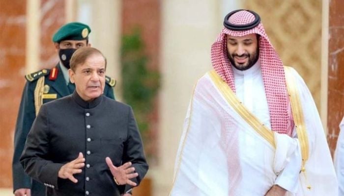 Perdana Menteri Shehbaz Sharif dan Putra Mahkota Saudi Mohammed Bin Salman di Istana Kerajaan.— APP