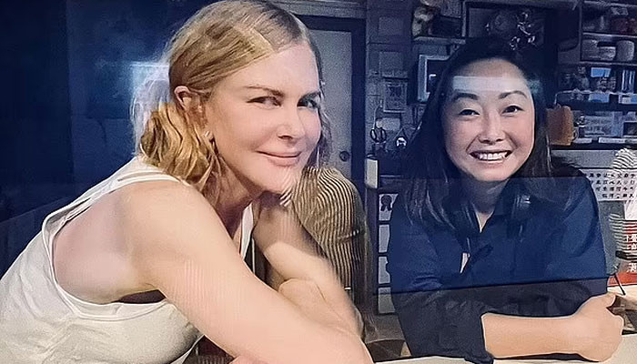 Nicole Kidman mengungkapkan wajahnya yang tegang dalam foto bahagia dengan Lulu Wang, terlihat tidak dapat dikenali