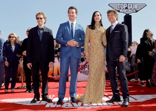 Tom Cruise’s epic helicopter entry at ‘Top Gun: Maverick’ premiere sets internet on fire