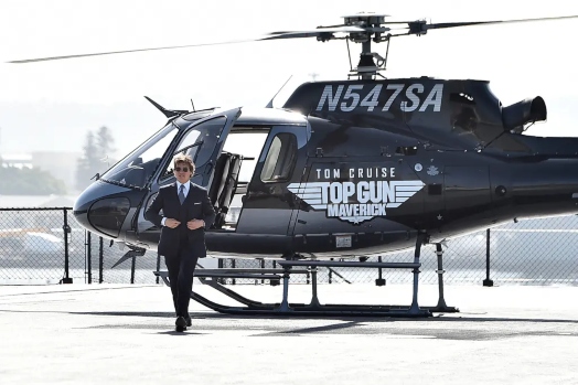 Tom Cruise’s epic helicopter entry at ‘Top Gun: Maverick’ premiere sets internet on fire