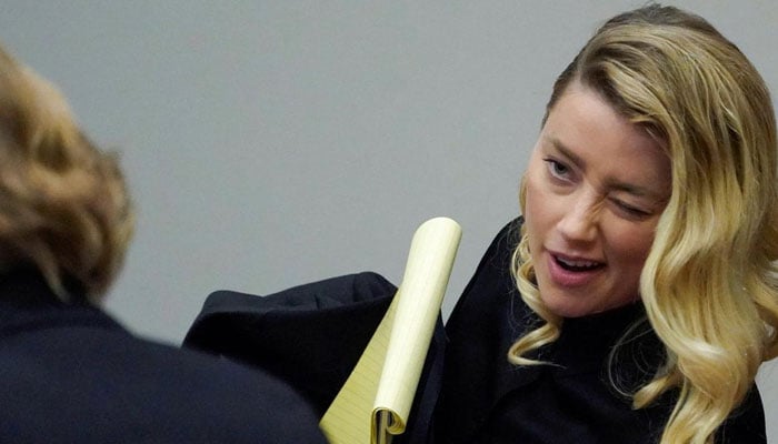 Amber Heard tries to create personal connections with judge in court: body language expert